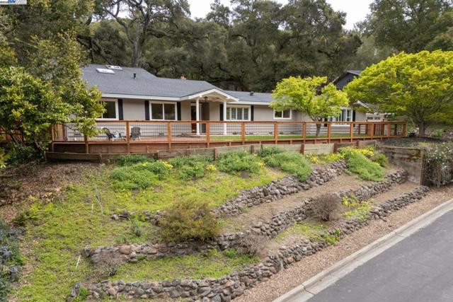 10 Easton Ct, Orinda CA: https://media.crmls.org/mediaz/e0d33840-f9fb-4b28-96b4-4ca59c858f0b.jpg