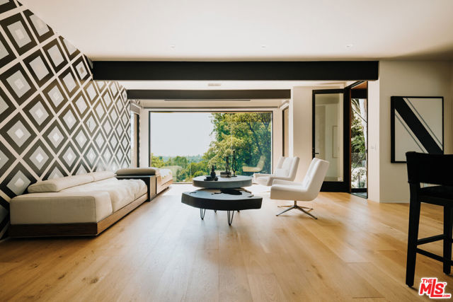1509 Amalfi Drive, Pacific Palisades CA: https://media.crmls.org/mediaz/e0d3a344-3902-49e4-a707-c2d043b87cd2.jpg