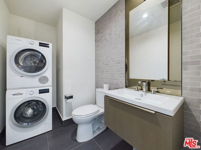 Image 3 of 16 For 889 Francisco Street 3801