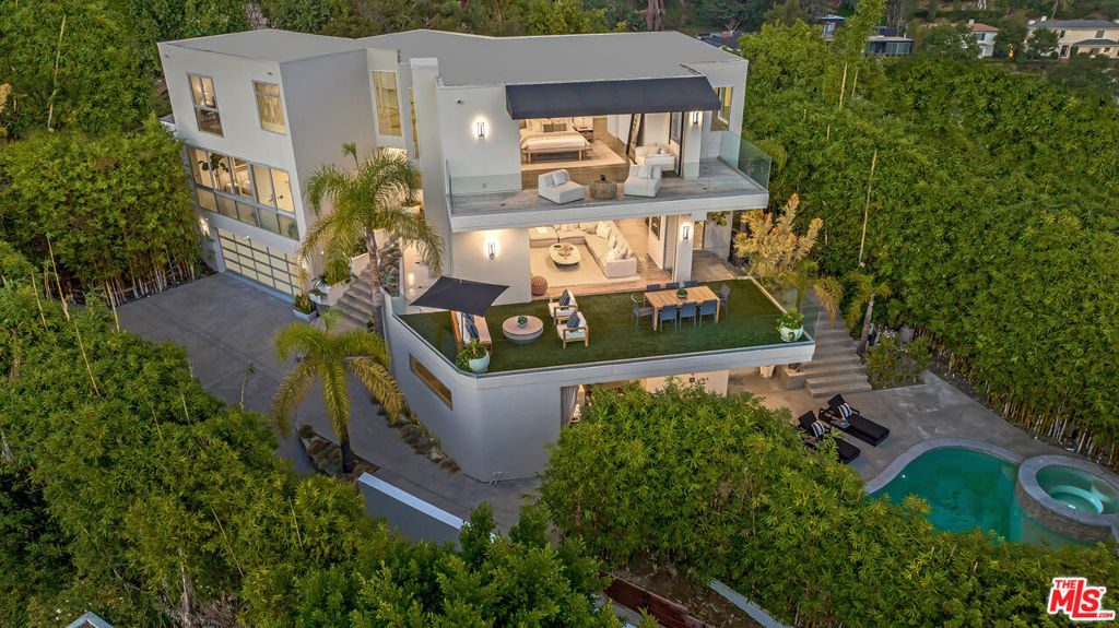 1271 St Ives Place, Los Angeles, CA 90069