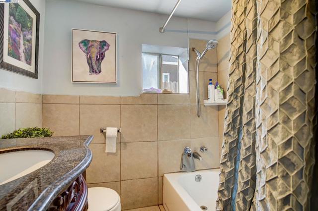 1725 96Th Ave, Oakland CA: https://media.crmls.org/mediaz/e0d4b38b-0adc-4cb6-b040-fbd4c6f641ac.jpg