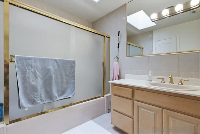 1654 LINWOOD ST, San Diego CA: https://media.crmls.org/mediaz/e0d56ebf-0f08-4013-b064-7b8f903c7d3f.jpg