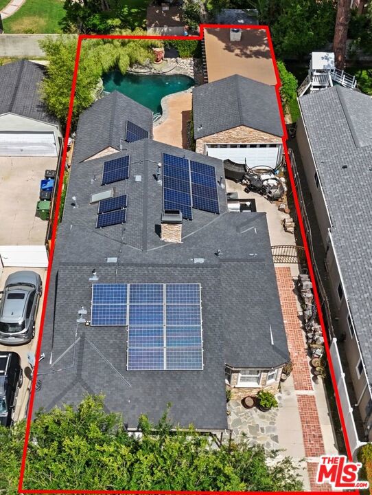 5324 Irvine Avenue, Valley Village CA: https://media.crmls.org/mediaz/e0d61069-49f2-47c4-bfdb-bbd1c60ad55e.jpg