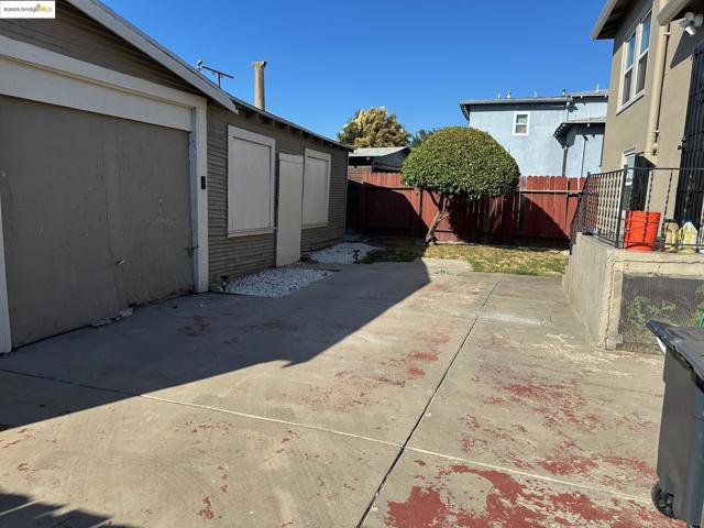 1937 87th Avenue, Oakland CA: https://media.crmls.org/mediaz/e0d65c20-9cec-426f-b955-c8d322b75a75.jpg