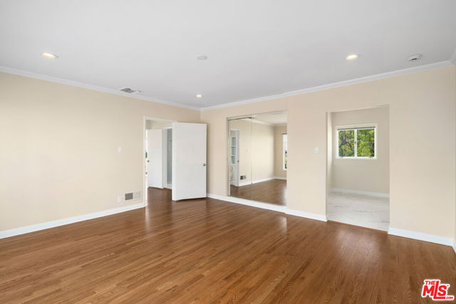 2332 Nottingham Avenue, Los Angeles CA: https://media.crmls.org/mediaz/e0d69aea-871c-405a-9355-a37f579fa066.jpg