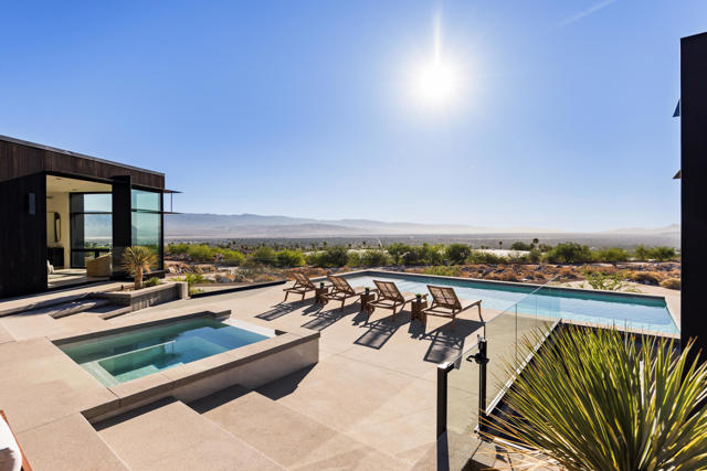 2085 Desert Flower Court, Palm Springs CA: https://media.crmls.org/mediaz/e0d6e947-d611-402a-923d-e5ff7e0dcce3.jpg