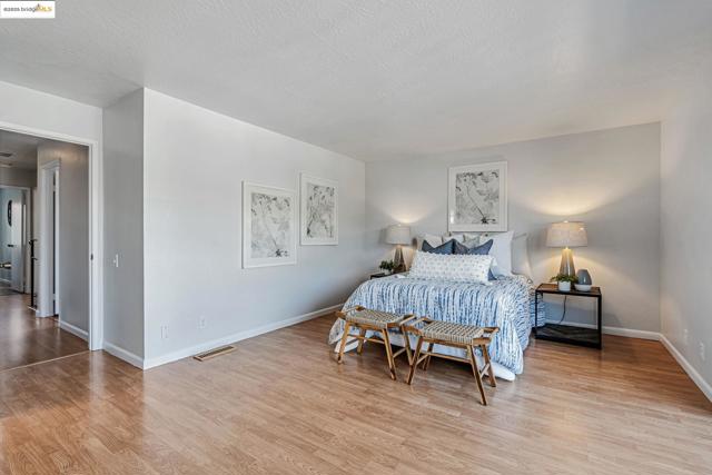 4414 Willow Glen Ct, Concord CA: https://media.crmls.org/mediaz/e0d7e55e-1060-4831-90f5-d6581a6ea06f.jpg