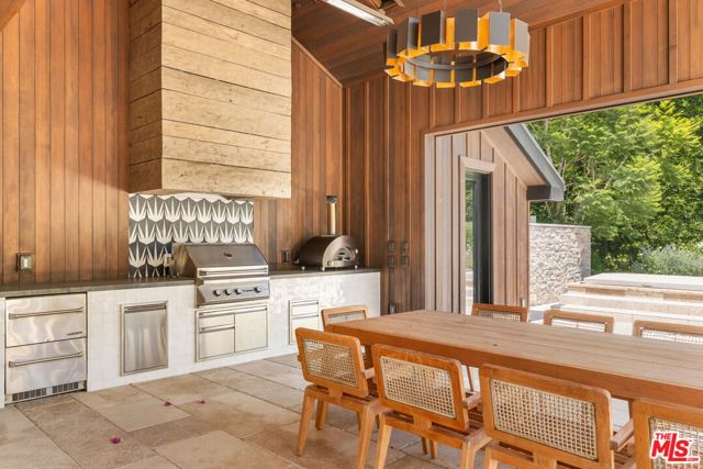 937 & 935 Las Lomas Avenue, Pacific Palisades CA: https://media.crmls.org/mediaz/e0d8b659-64da-48a7-a6ad-e8027c7c84e7.jpg