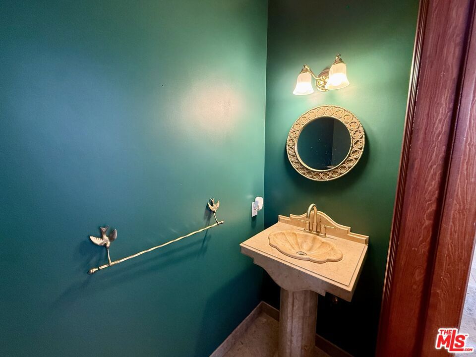 https://media.crmls.org/mediaz/e0d9647b-d36f-446e-9850-af48c59099f6.jpg?preset=X-Large