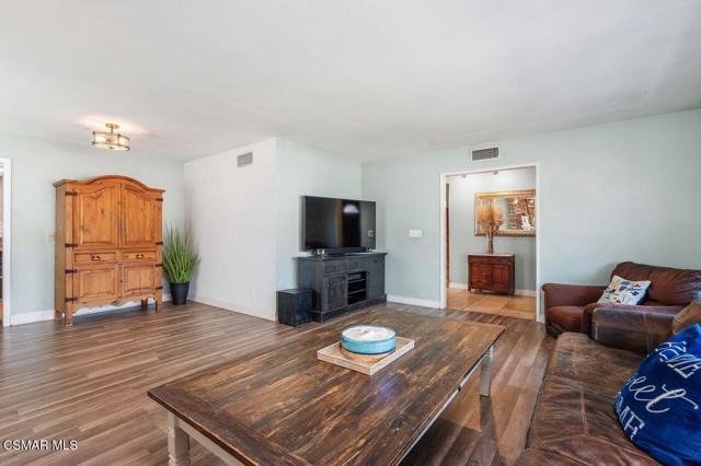 1076 Calle Contento, Thousand Oaks CA: https://media.crmls.org/mediaz/e0d9d2c0-867b-4ccb-b654-443611443239.jpg