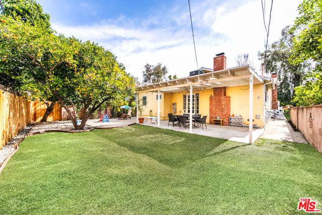 22021 De La Osa Street, Woodland Hills CA: https://media.crmls.org/mediaz/e0d9e774-bc97-43c9-8f36-c59a8d0e842c.jpg
