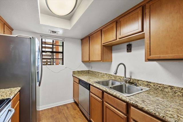 12059 Alta Carmel Ct, San Diego CA: https://media.crmls.org/mediaz/e0da0e44-1ecb-4737-b6f5-f8d07df353f4.jpg