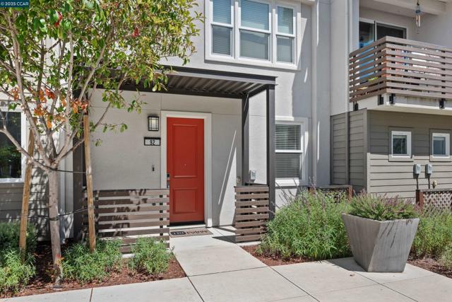 92 Zenith Cmn, Fremont CA: https://media.crmls.org/mediaz/e0da2609-90df-4800-8847-93e1f72ea52c.jpg