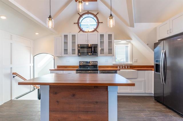980 San Ramon Avenue, Moss Beach CA: https://media.crmls.org/mediaz/e0da8e0e-9596-4d58-ba84-a47c3f3dc6b7.jpg