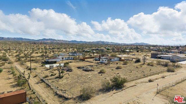 6391 Ruth Drive, Yucca Valley CA: https://media.crmls.org/mediaz/e0daa996-71ad-4631-a6ce-170cc1192c4c.jpg