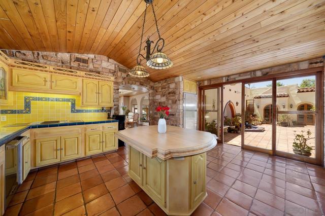 3928 La Cresta Way, Bonita CA: https://media.crmls.org/mediaz/e0dbcf02-3854-42f6-859f-a326ea72139a.jpg