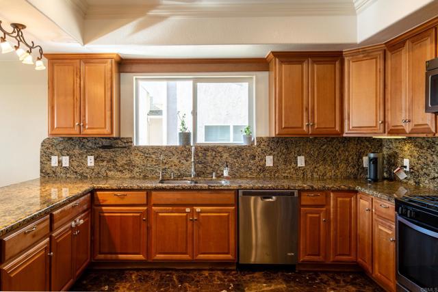 Detail Gallery Image 12 of 46 For 1657 Coronado Ave, Spring Valley,  CA 91977 - 5 Beds | 3/1 Baths