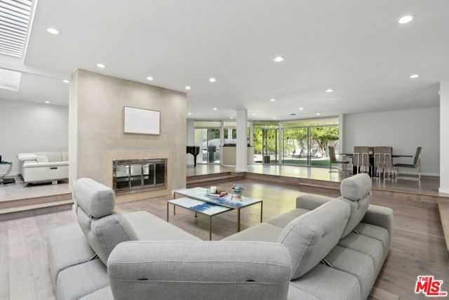 15539 Hamner Drive, Los Angeles CA: https://media.crmls.org/mediaz/e0dc7742-555c-4a06-8a16-34f22250a313.jpg