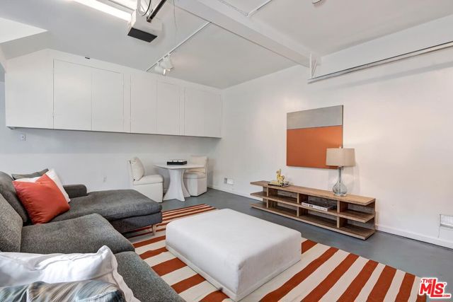 4307 Keystone Avenue, Culver City CA: https://media.crmls.org/mediaz/e0dc7b44-c781-4ed3-9822-f385183e700d.jpg