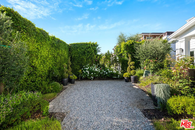4402 Ledge Avenue, Toluca Lake CA: https://media.crmls.org/mediaz/e0dc7f3c-ed87-44fb-b87a-7119acf10f4d.jpg