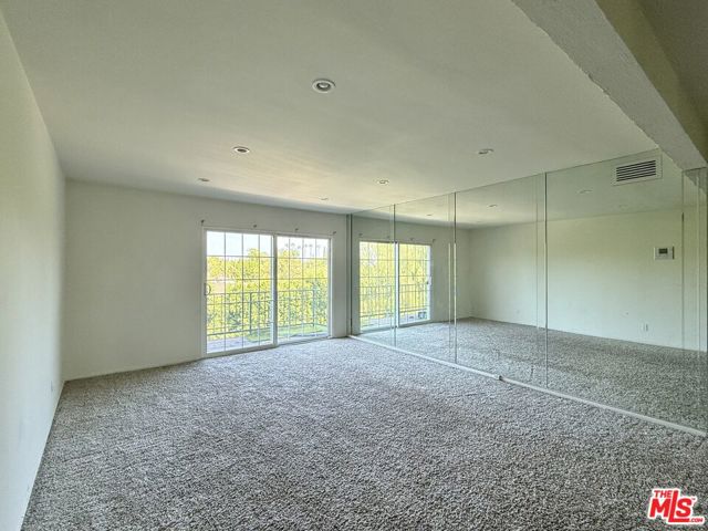 5460 White Oak Avenue, Encino CA: https://media.crmls.org/mediaz/e0dd2204-98c4-4ce5-8598-4e3f68b2bf67.jpg