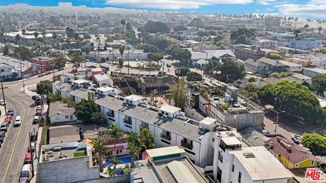 815 Hampton Drive, Venice CA: https://media.crmls.org/mediaz/e0dd5735-5bc7-4c1c-8db8-ca59e045b052.jpg