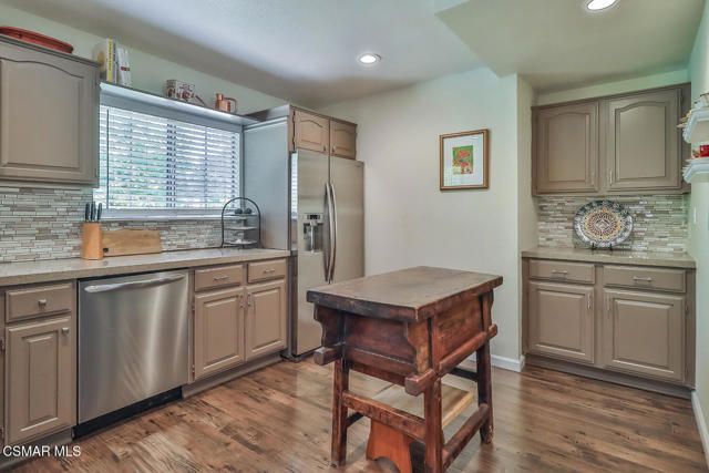 2433 Calle Narciso, Thousand Oaks CA: https://media.crmls.org/mediaz/e0dda6e3-74d9-4c01-9fd9-1e98726a6a6d.jpg