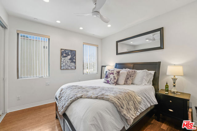 819 HOLT Avenue, Los Angeles CA: https://media.crmls.org/mediaz/e0de871c-b86b-4912-b042-369ade8acfb0.jpg