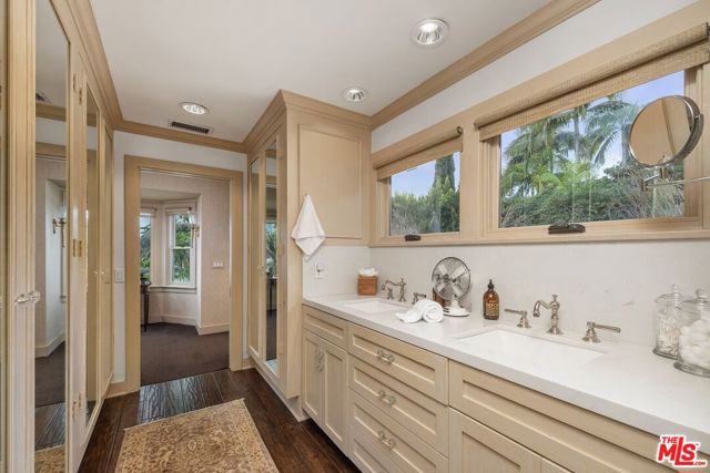 1231 Hilldale Avenue, Los Angeles CA: https://media.crmls.org/mediaz/e0deb2bb-0d88-4ee1-9e80-887c633d1a6a.jpg