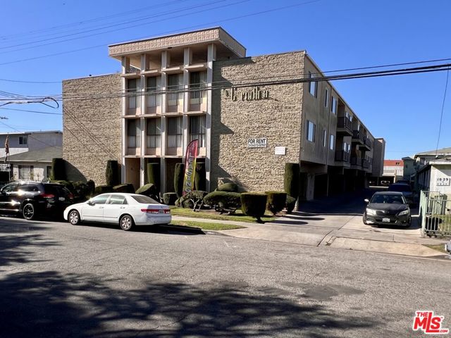 1035 Myrtle Avenue, Inglewood CA: https://media.crmls.org/mediaz/e0df38e3-31b9-494a-abe2-8e3515ab68df.jpg