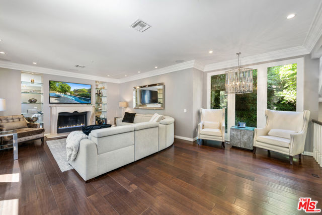 10023 Westwanda Drive, Beverly Hills CA: https://media.crmls.org/mediaz/e0df8d18-1de2-43b0-a059-1c7f1c8620c4.jpg