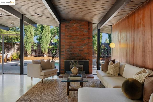 4020 Salem ST, Concord CA: https://media.crmls.org/mediaz/e0dfa4e3-78cd-4758-bf4d-1d6baa3c165e.jpg