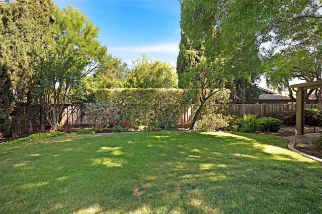 519 Ellesmere Dr, Walnut Creek CA: https://media.crmls.org/mediaz/e0dfcb70-589e-4d34-a7db-4cd46f39b8a7.jpg