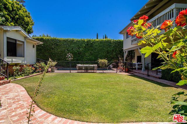 745 25th Street, Santa Monica CA: https://media.crmls.org/mediaz/e0e0337a-69d1-44c7-8c4d-1de69fb1e19e.jpg