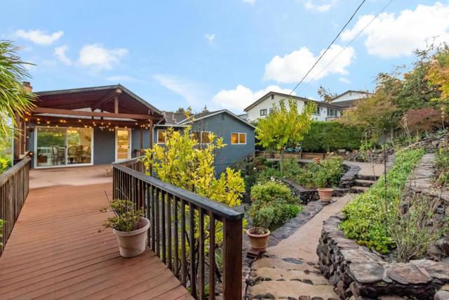 3848 Vineyard Drive, Redwood City CA: https://media.crmls.org/mediaz/e0e045e8-ec20-4d64-9491-8a41380c4fa3.jpg