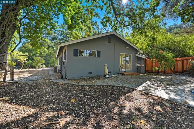 1016 Stone Valley Rd, Alamo CA: https://media.crmls.org/mediaz/e0e062db-39e7-4393-8f15-a43c3de5c235.jpg