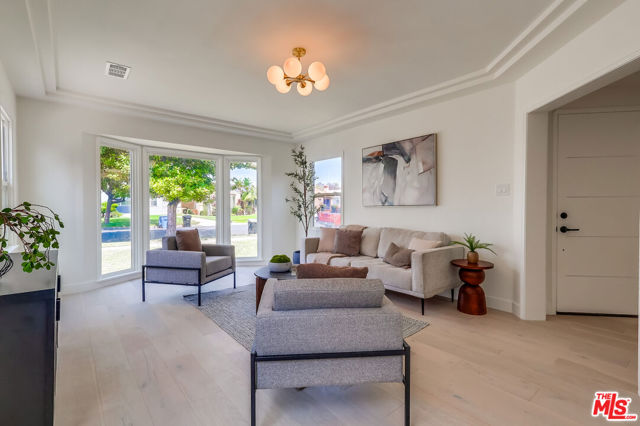 9116 S Wilton Place, Los Angeles CA: https://media.crmls.org/mediaz/e0e063b3-17bb-40f7-a485-bcb4951da75b.jpg
