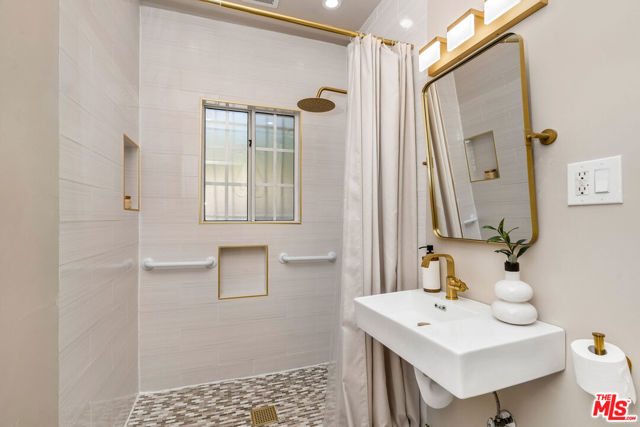 119 S Highland Avenue, Los Angeles CA: https://media.crmls.org/mediaz/e0e088e9-88e3-46bd-82aa-70dd417d50cc.jpg
