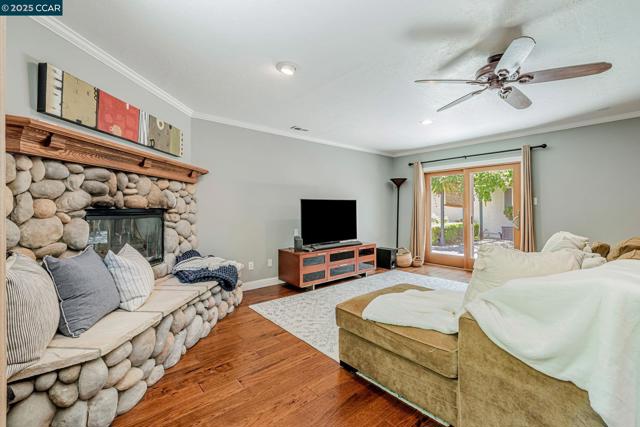 49 Terra Bella Dr, Walnut Creek CA: https://media.crmls.org/mediaz/e0e0cdad-02b8-436e-ad6b-d92fef3200b4.jpg