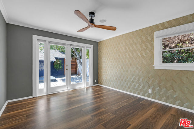 7024 De Longpre Avenue, Los Angeles CA: https://media.crmls.org/mediaz/e0e12a8f-07da-40a1-99f8-1abf5e87833e.jpg