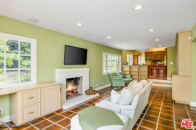 2124 Eric Drive, Los Angeles CA: https://media.crmls.org/mediaz/e0e1b604-4b9c-4b53-9ffc-b45d29e36931.jpg