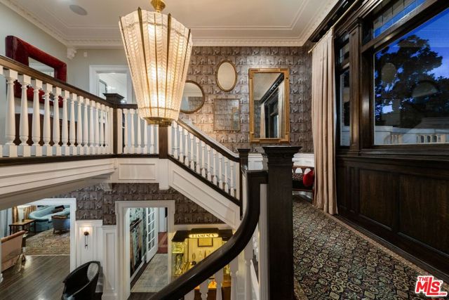 601 S Windsor Boulevard, Los Angeles CA: https://media.crmls.org/mediaz/e0e29776-b596-481a-898b-45b8e0e46c83.jpg