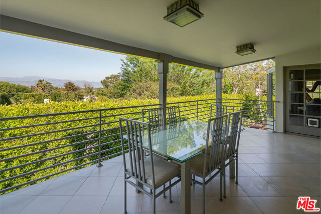 13477 Contour Drive, Sherman Oaks CA: https://media.crmls.org/mediaz/e0e2f6d2-70fc-47cd-ab63-934ae24512f4.jpg