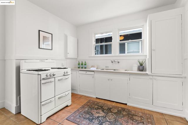 4008 Woodruff Ave, Oakland CA: https://media.crmls.org/mediaz/e0e309b2-9785-419c-952d-5be2119fecd6.jpg