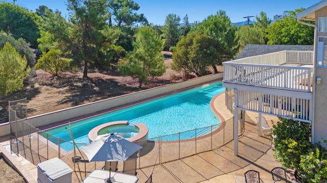 2173 Twisted Oak Ln Lane, Alpine CA: https://media.crmls.org/mediaz/e0e32b53-4ab8-4879-b4e1-9cce0e5d2b38.jpg