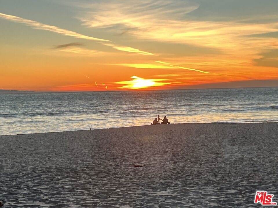https://media.crmls.org/mediaz/e0e35f06-4539-489b-9831-c4bc2b62936f.jpg?preset=X-Large