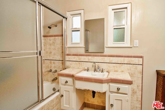 168 N DOHENY Drive, Beverly Hills CA: https://media.crmls.org/mediaz/e0e35f63-f35e-468d-8b3a-bedb8dfcc9dc.jpg