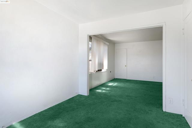 1427 65Th Ave, Oakland CA: https://media.crmls.org/mediaz/e0e3b36d-eb7b-49e9-9813-541a29c36941.jpg