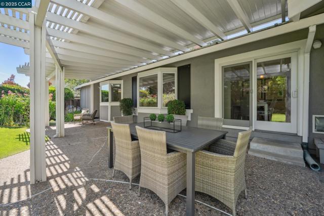3245 Newport Court, Walnut Creek CA: https://media.crmls.org/mediaz/e0e47ffb-a761-4c81-9e4e-d02f68012fad.jpg