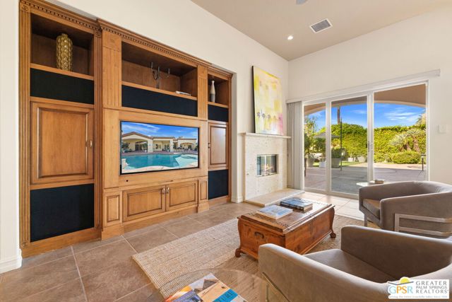 16 Villaggio Place, Rancho Mirage CA: https://media.crmls.org/mediaz/e0e51e6b-0cc3-4b26-a731-3972d8f4f38f.jpg